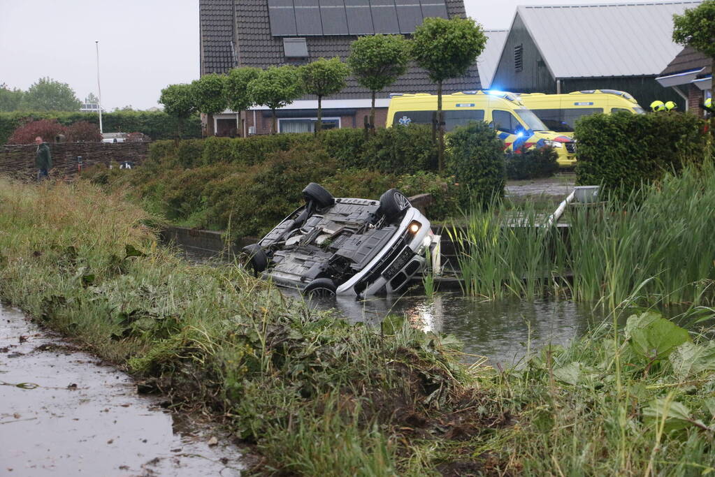 Auto belandt in naastgelegen sloot