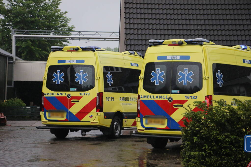 Auto belandt in naastgelegen sloot