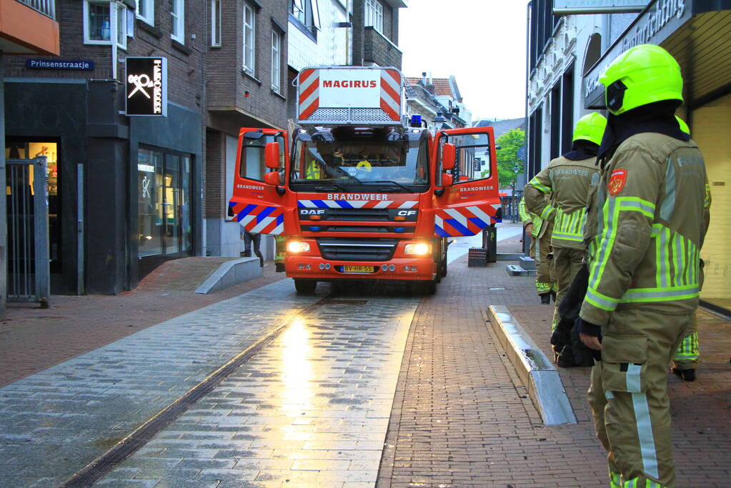 Gevaarlijke situatie in winkelstraat na losgeraakte dakpannen