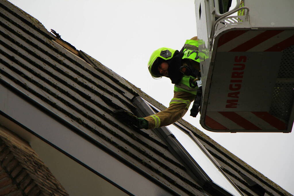 Gevaarlijke situatie in winkelstraat na losgeraakte dakpannen