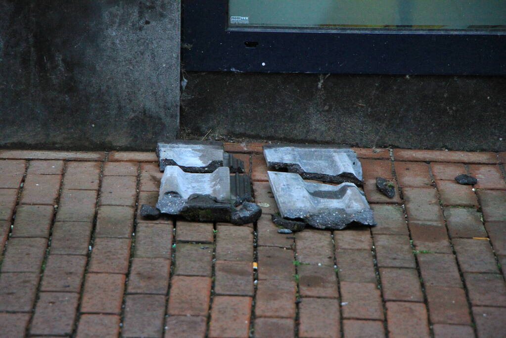 Gevaarlijke situatie in winkelstraat na losgeraakte dakpannen
