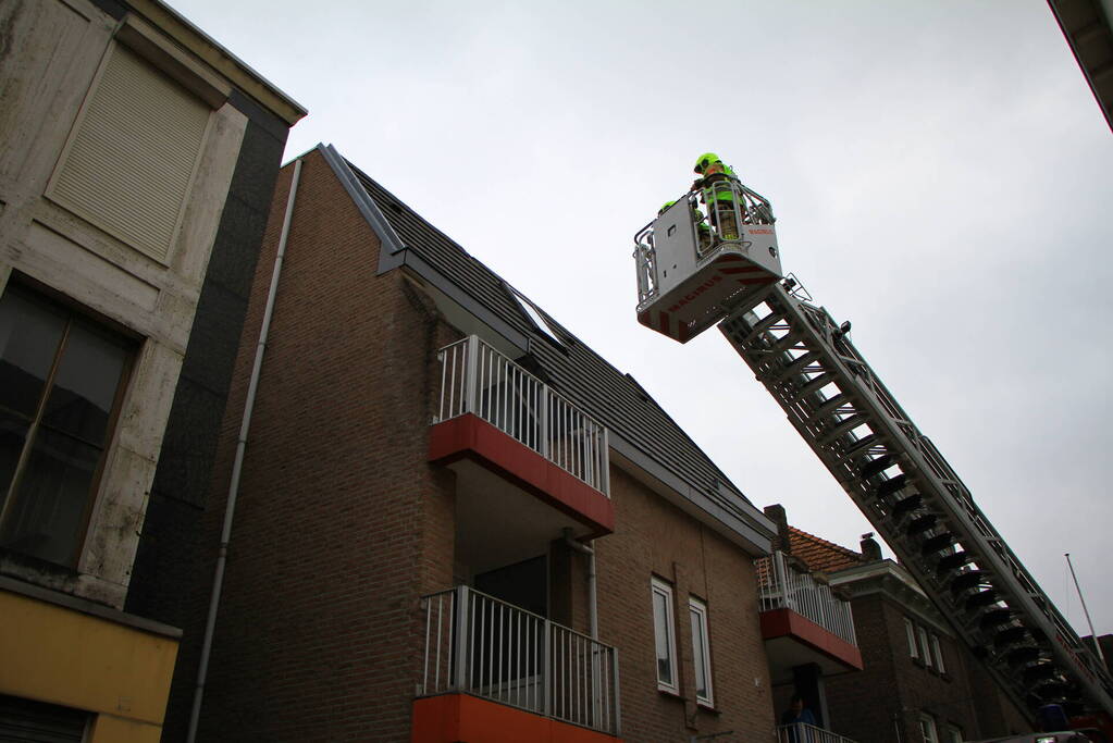 Gevaarlijke situatie in winkelstraat na losgeraakte dakpannen