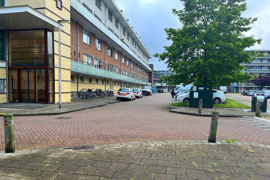 Politie beukt deur in van flatwoning