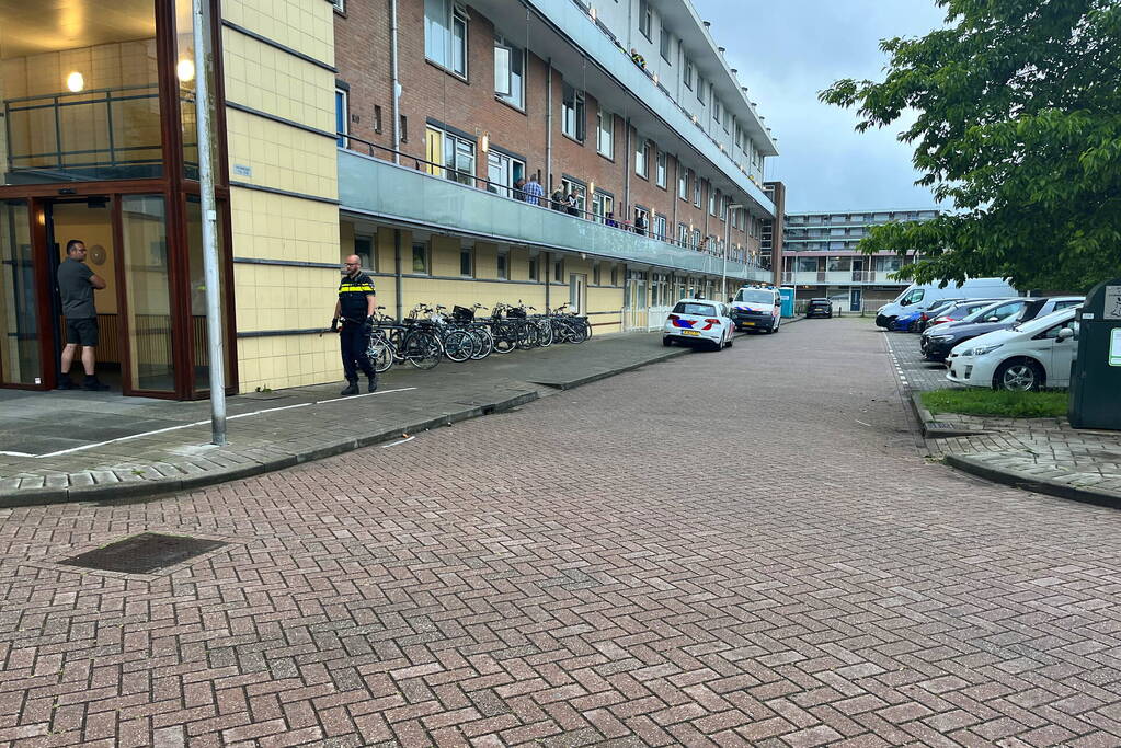 Politie beukt deur in van flatwoning