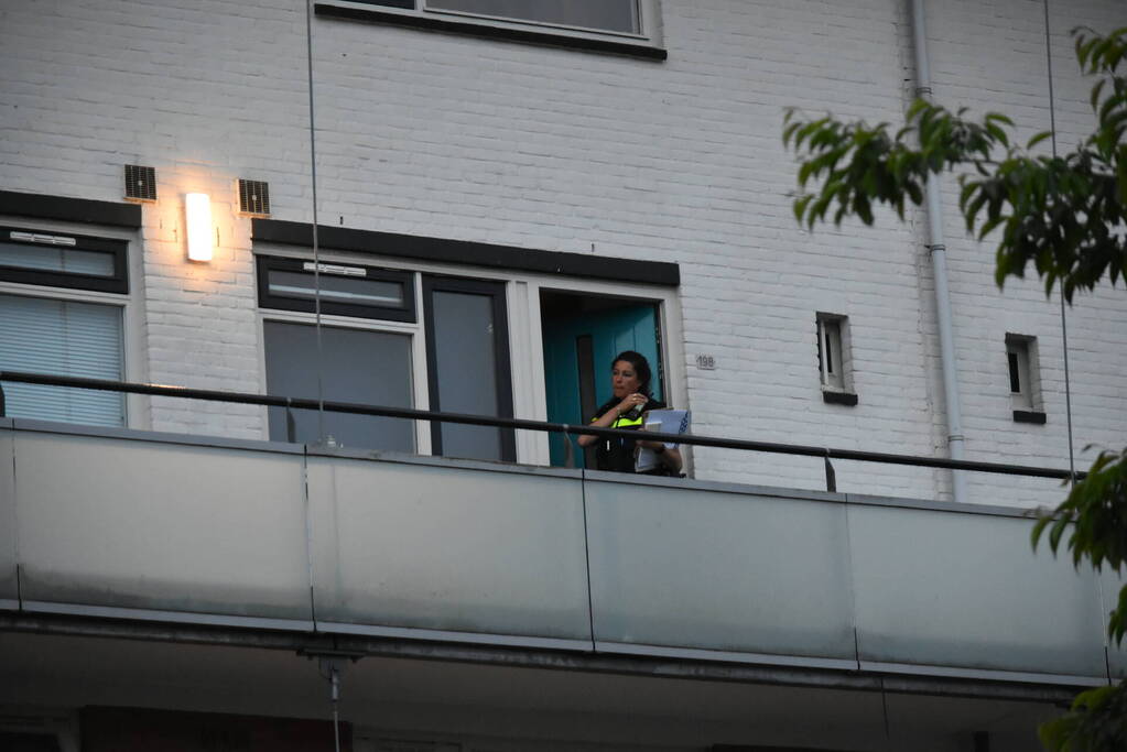 Politie beukt deur in van flatwoning