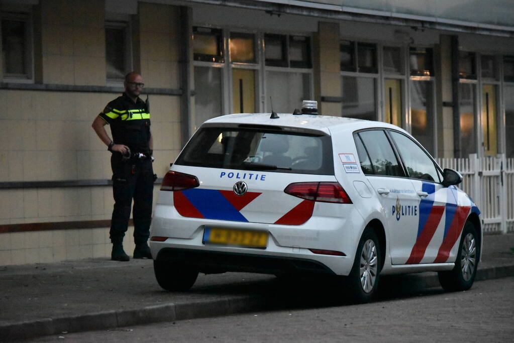 Politie beukt deur in van flatwoning