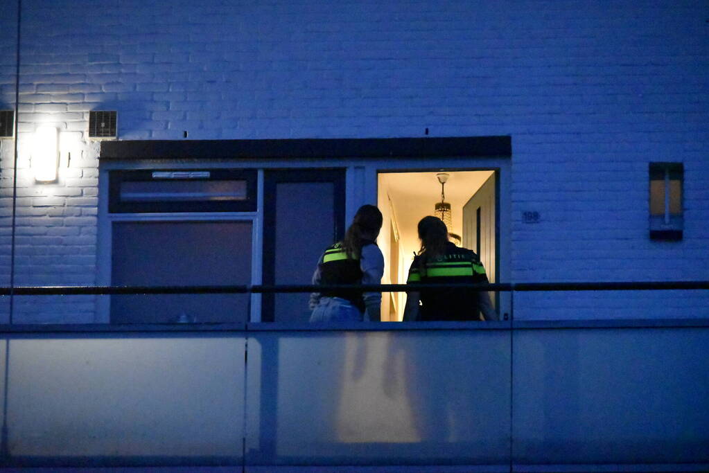 Politie beukt deur in van flatwoning