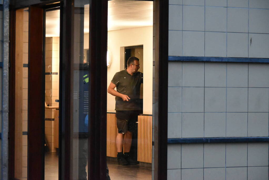 Politie beukt deur in van flatwoning