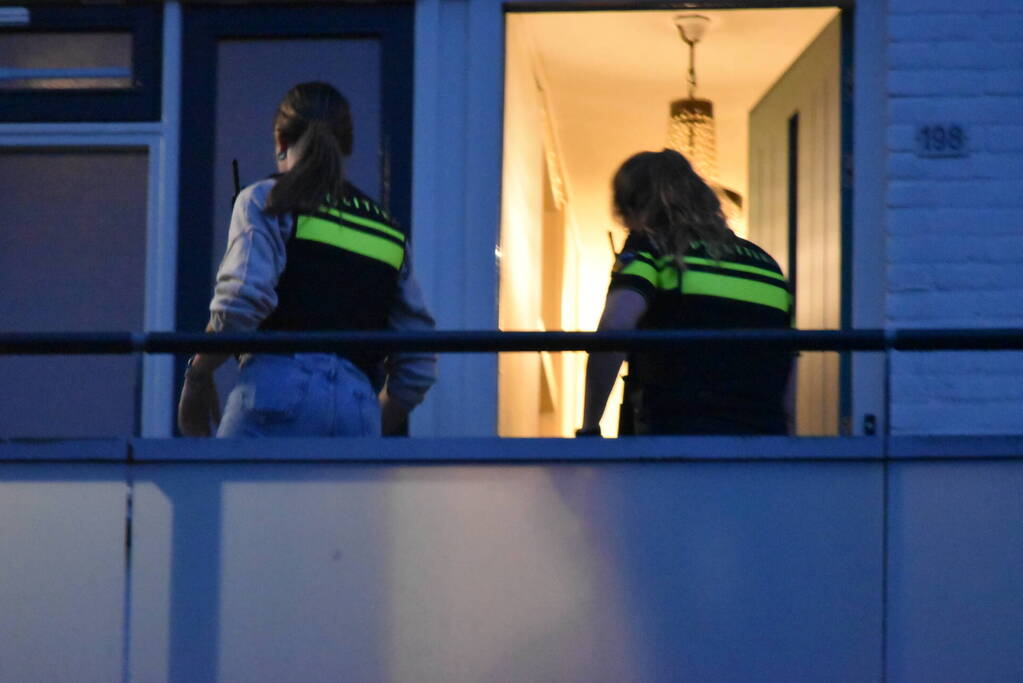 Politie beukt deur in van flatwoning