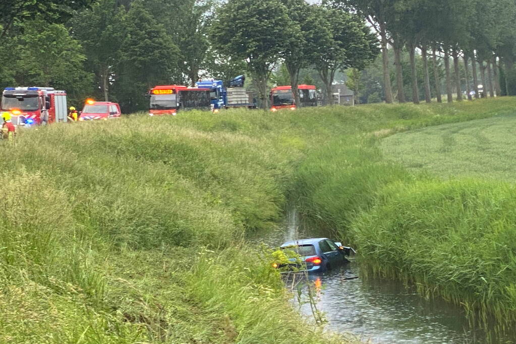 Automobilist raakt van de weg en belandt in sloot