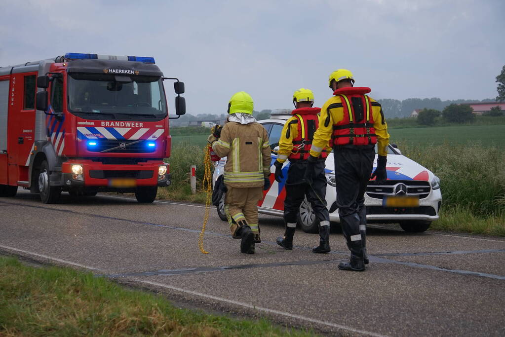 Automobilist raakt van de weg en belandt in sloot