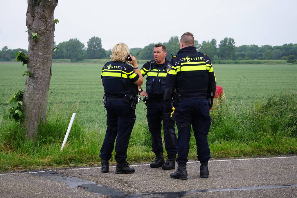 Automobilist raakt van de weg en belandt in sloot