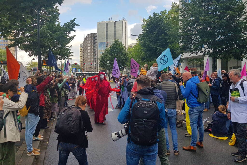 Actievoerders Extinction Rebellion houden Rebellie tegen de fossiele industrie