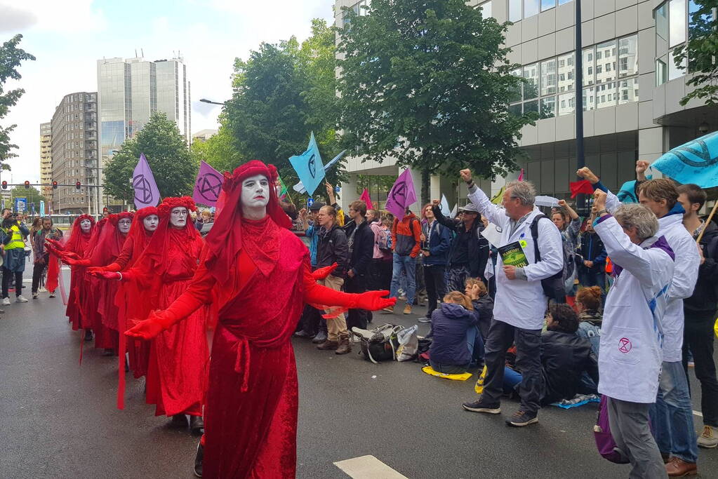 Actievoerders Extinction Rebellion houden Rebellie tegen de fossiele industrie