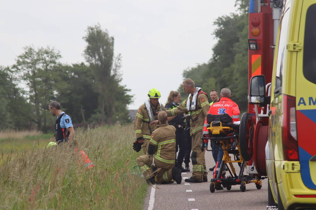 Auto met twee inzittenden belandt in het water