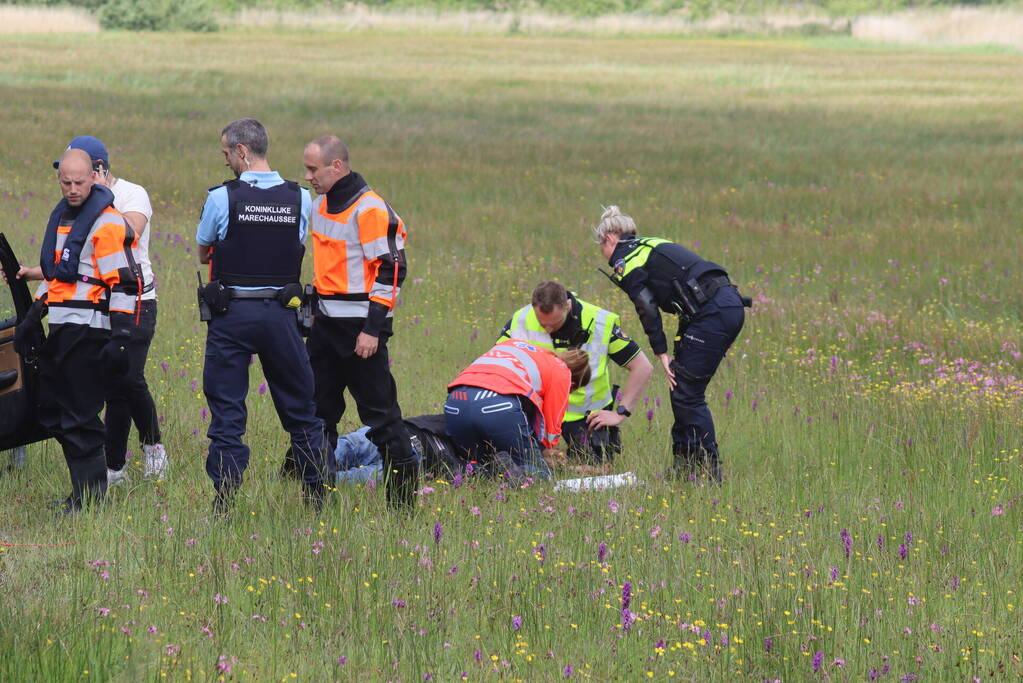 Auto met twee inzittenden belandt in het water
