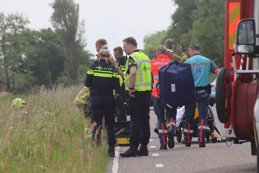 Auto met twee inzittenden belandt in het water