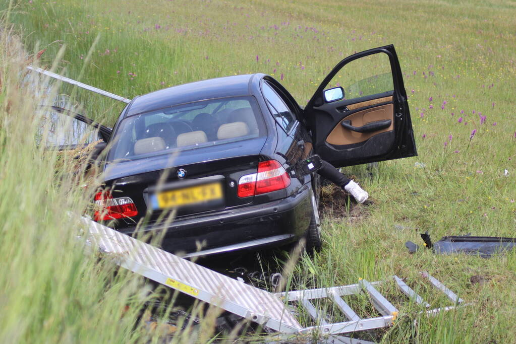 Auto met twee inzittenden belandt in het water