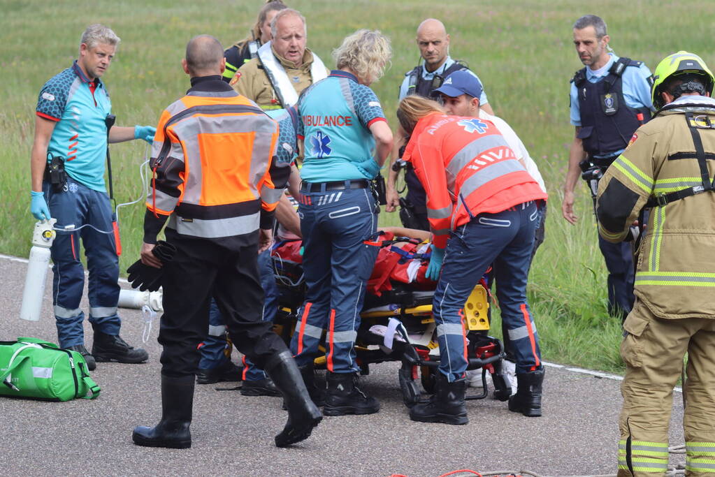 Auto met twee inzittenden belandt in het water