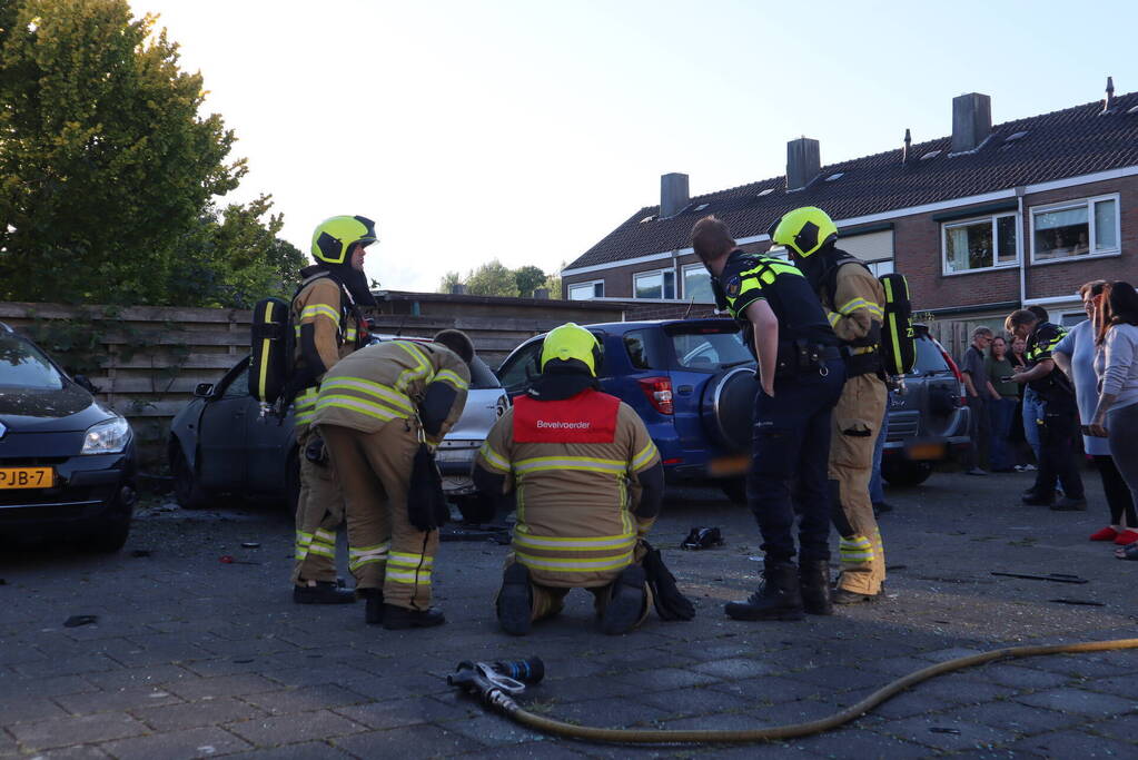 Geparkeerde auto zwaar beschadigd na ontploffing