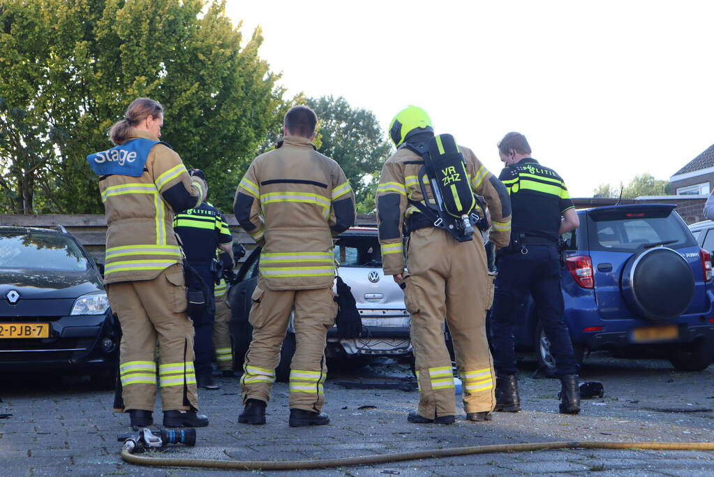 Geparkeerde auto zwaar beschadigd na ontploffing