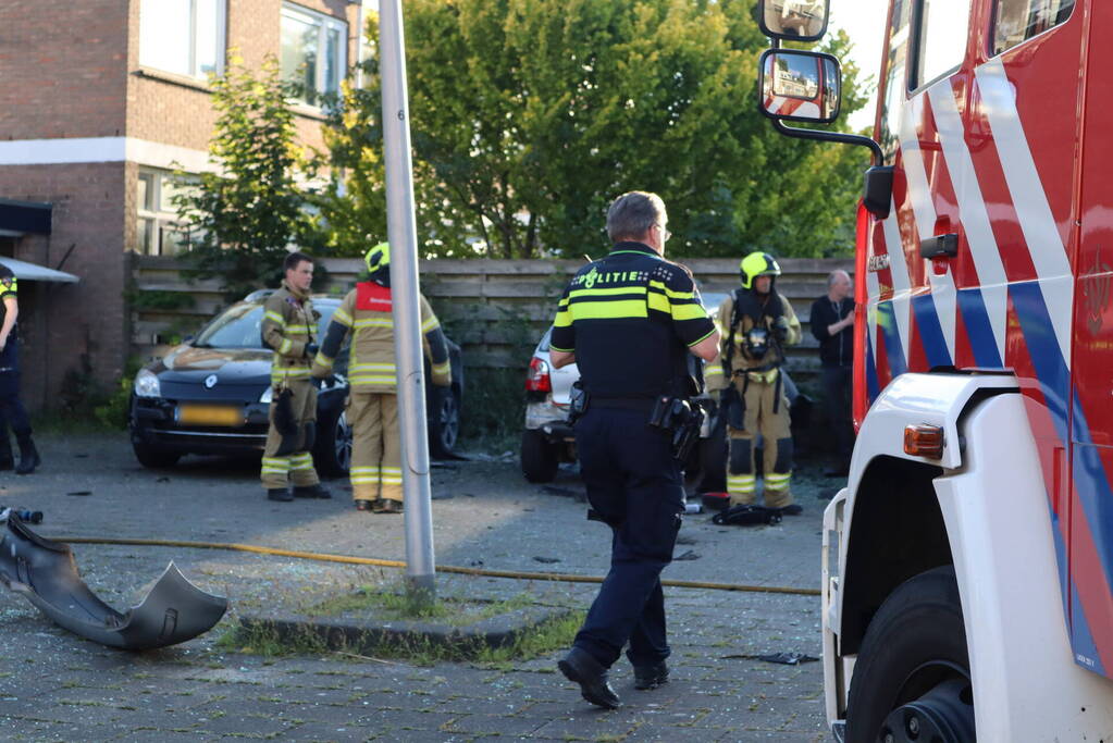 Geparkeerde auto zwaar beschadigd na ontploffing