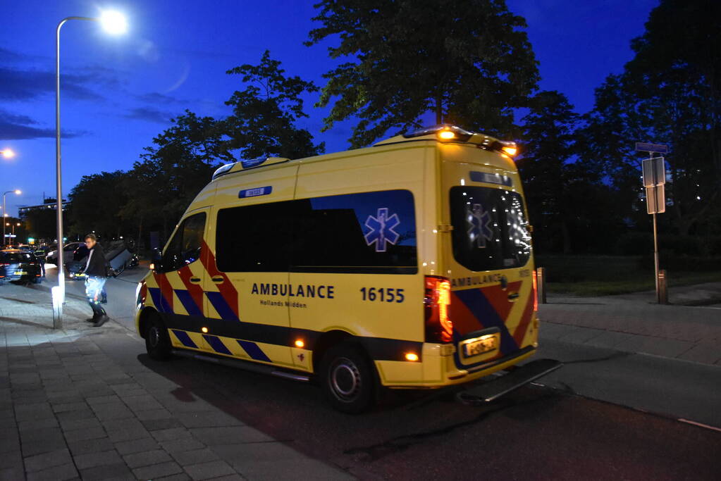 Auto op zijn kop na botsing met geparkeerde auto