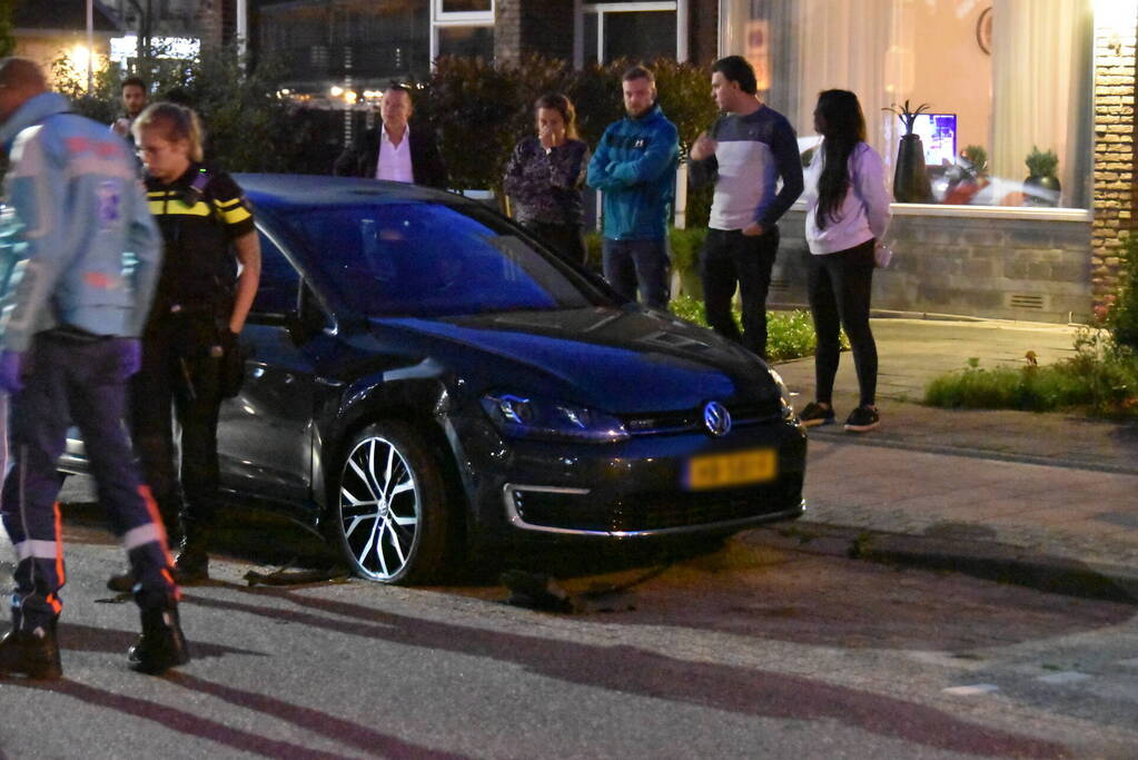 Auto op zijn kop na botsing met geparkeerde auto