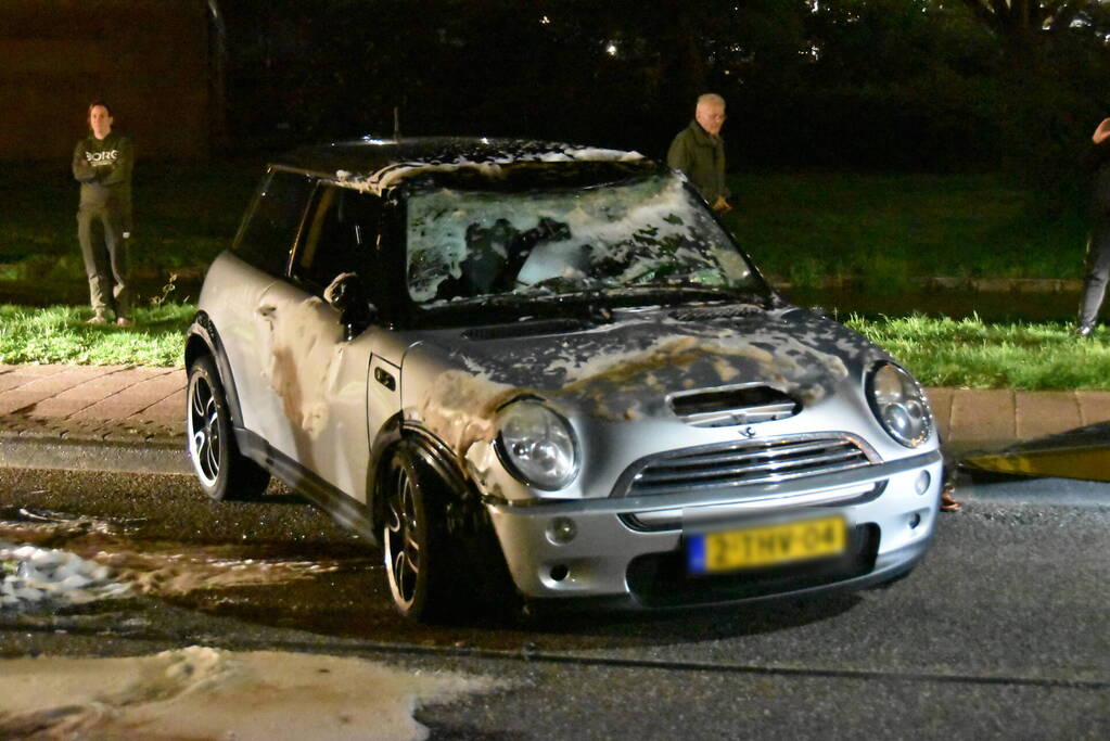 Auto op zijn kop na botsing met geparkeerde auto