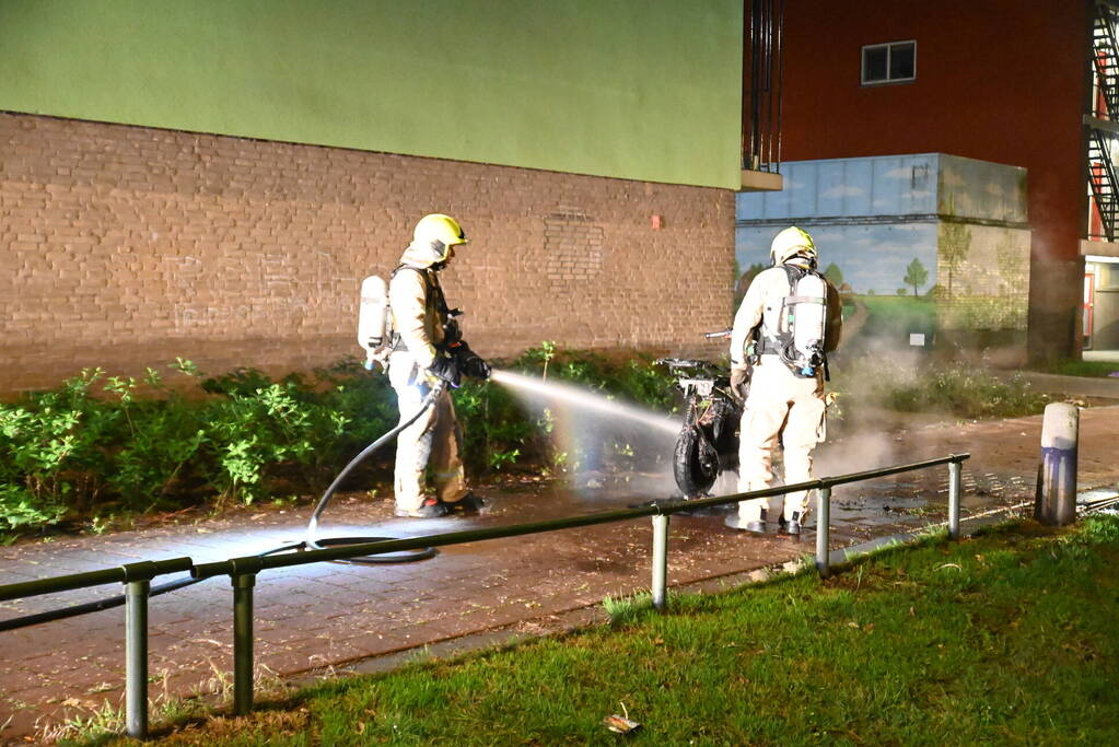 Felyx deelscooter uitgebrand op fietspad