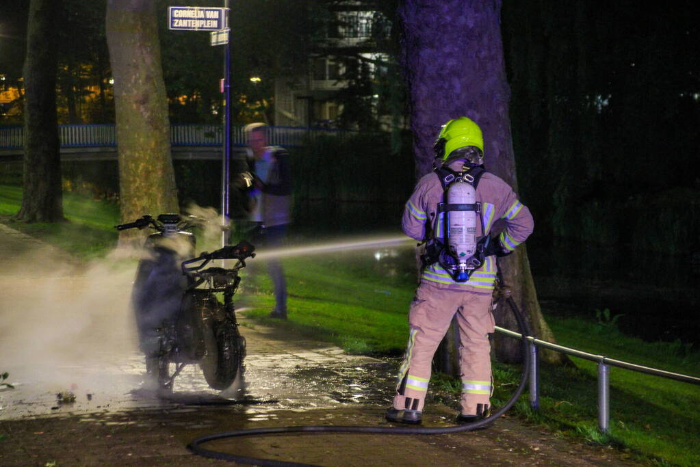 Felyx deelscooter uitgebrand op fietspad