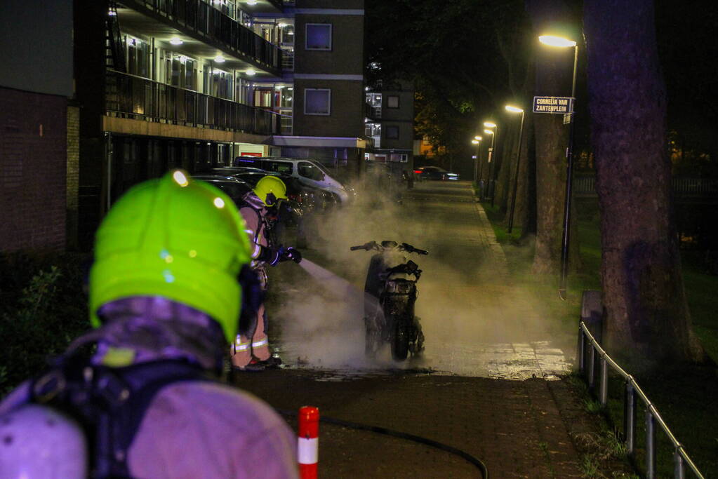 Felyx deelscooter uitgebrand op fietspad