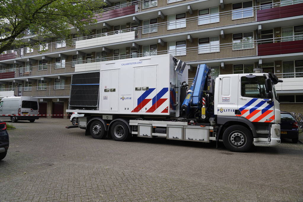 Politie doet groots onderzoek bij flatgebouw