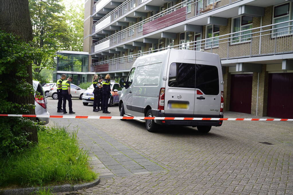 Politie doet groots onderzoek bij flatgebouw