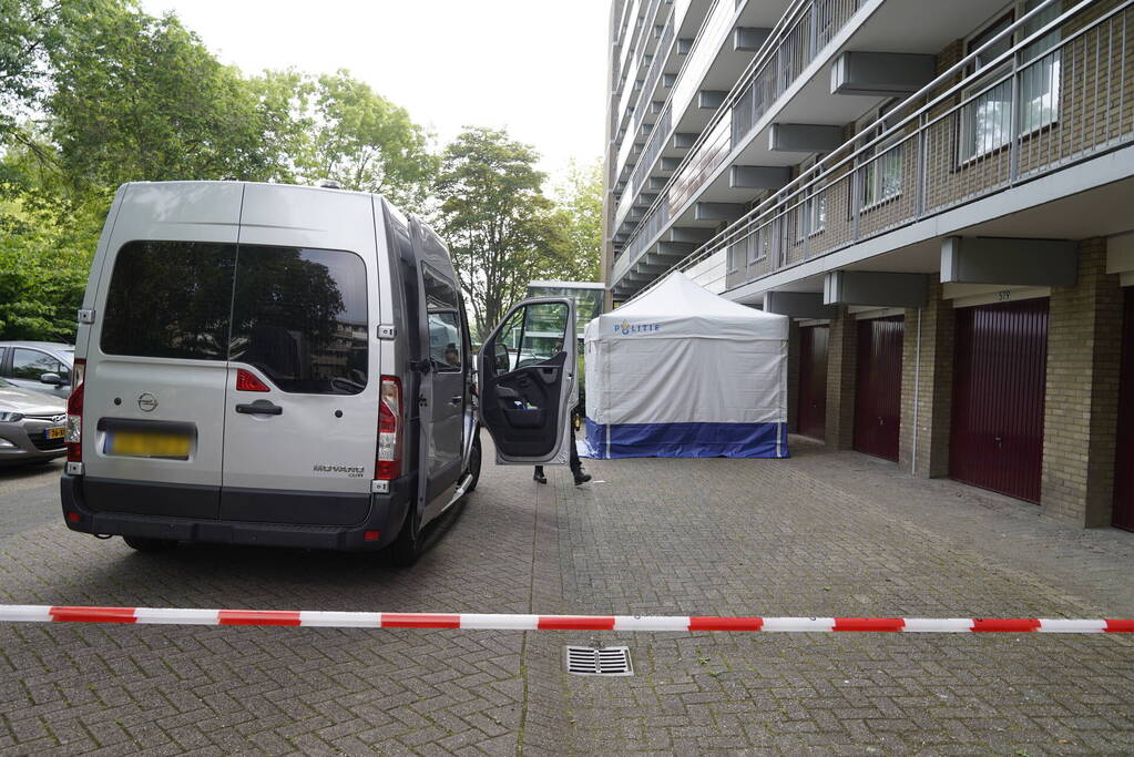 Politie doet groots onderzoek bij flatgebouw