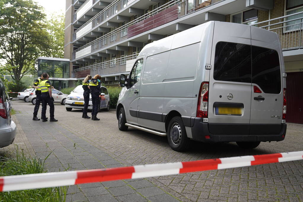 Politie doet groots onderzoek bij flatgebouw
