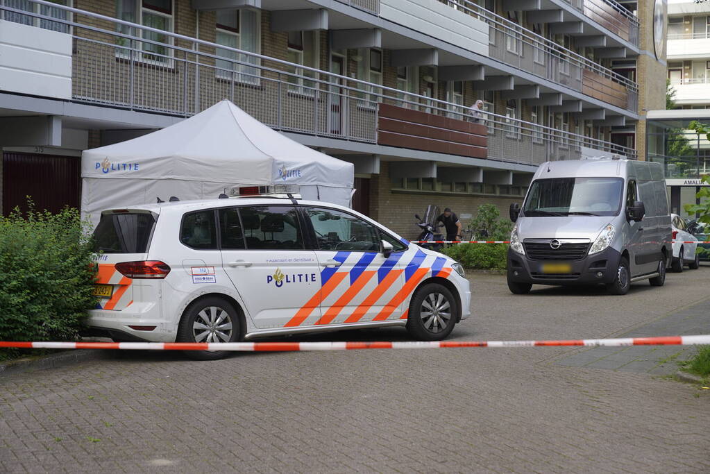 Politie doet groots onderzoek bij flatgebouw