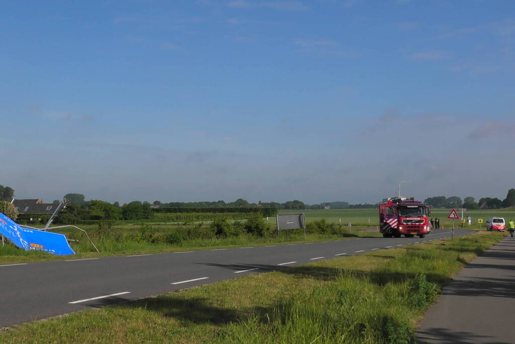 Automobilist knalt op bewegwijzeringsbord en raakt gewond