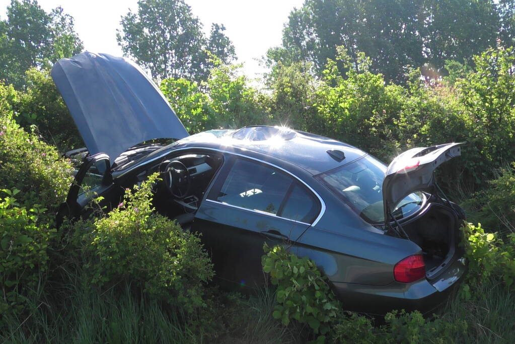 Automobilist knalt op bewegwijzeringsbord en raakt gewond