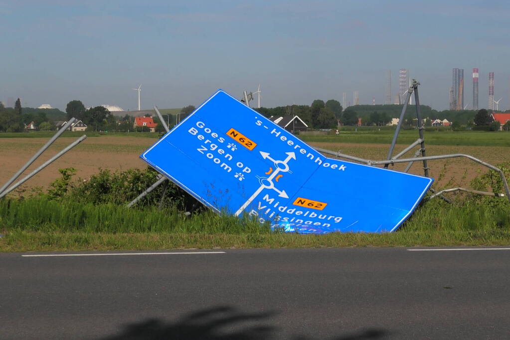 Automobilist knalt op bewegwijzeringsbord en raakt gewond