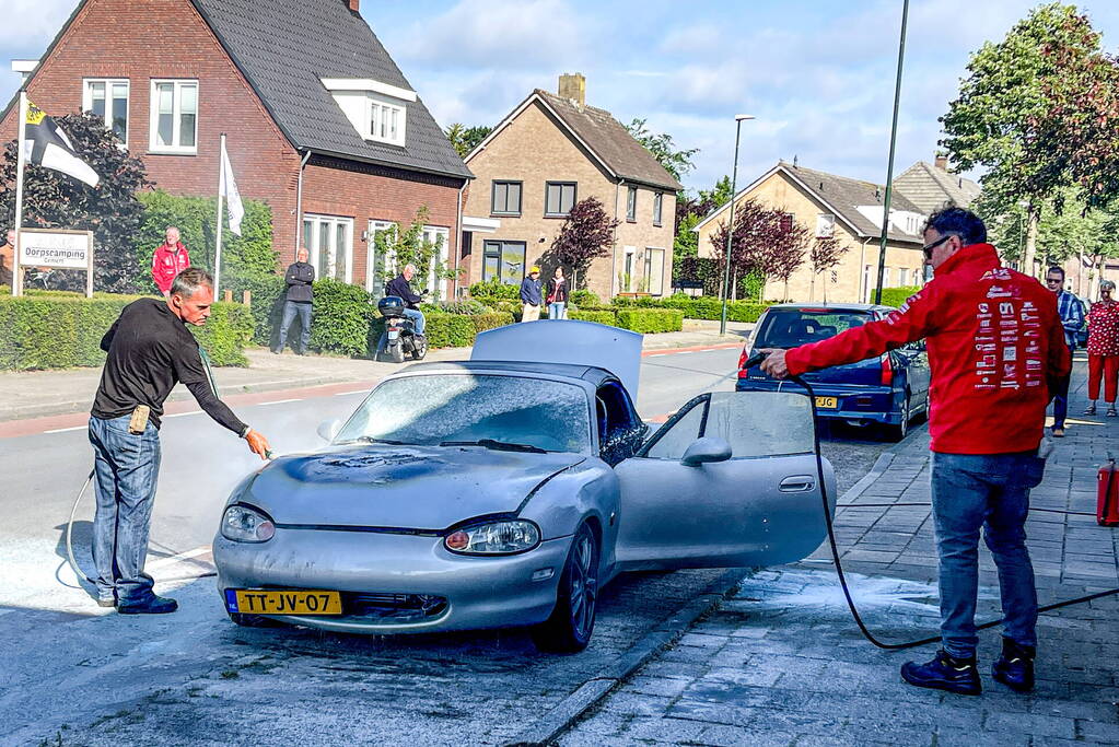 Mazda cabrio vliegt in brand tijdens het rijden