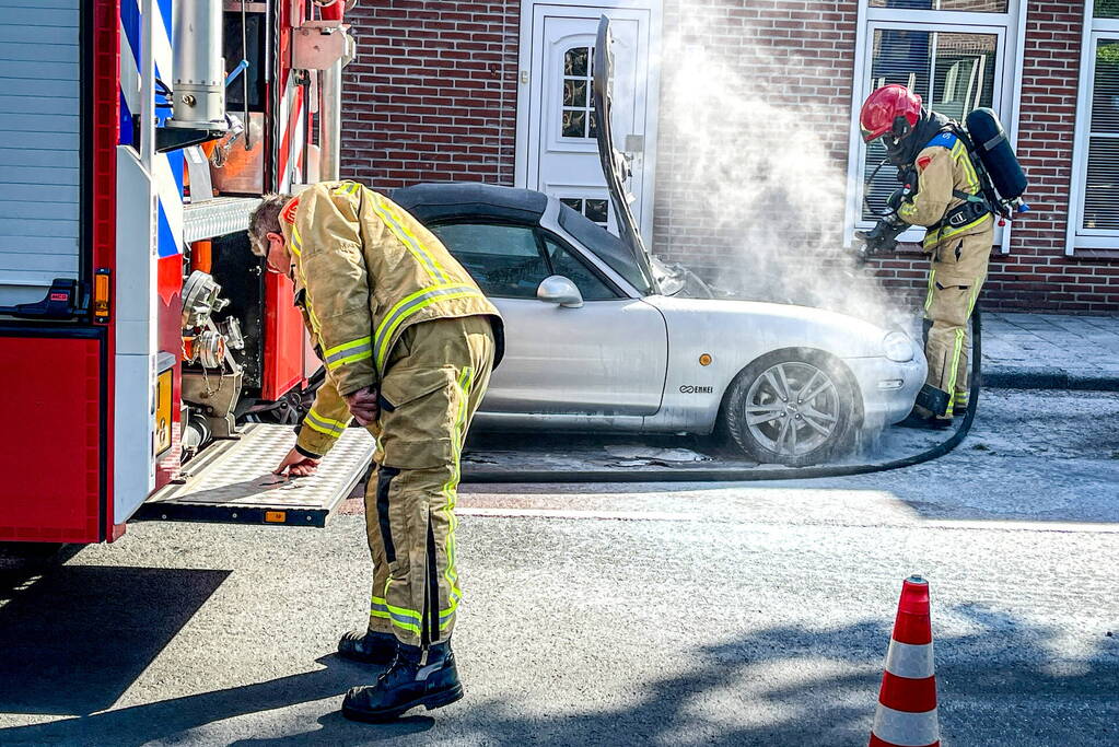 Mazda cabrio vliegt in brand tijdens het rijden