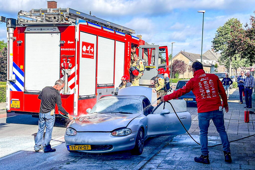 Mazda cabrio vliegt in brand tijdens het rijden