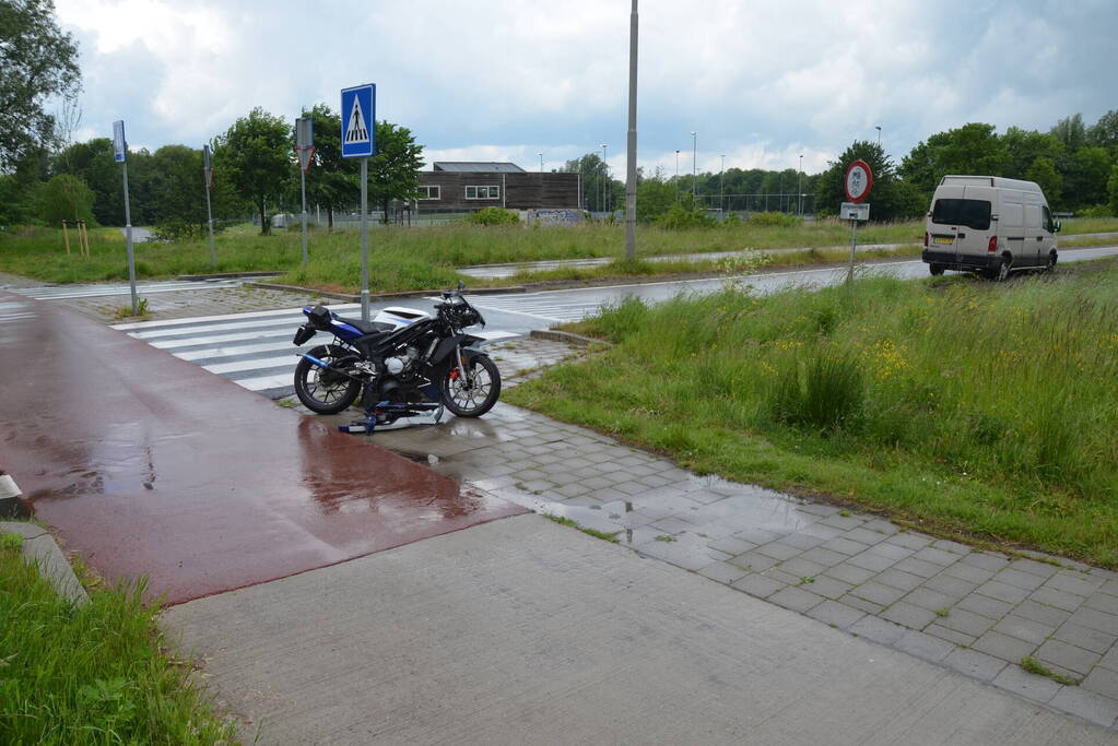 Brommerrijder gewond bij botsing met bestelbus