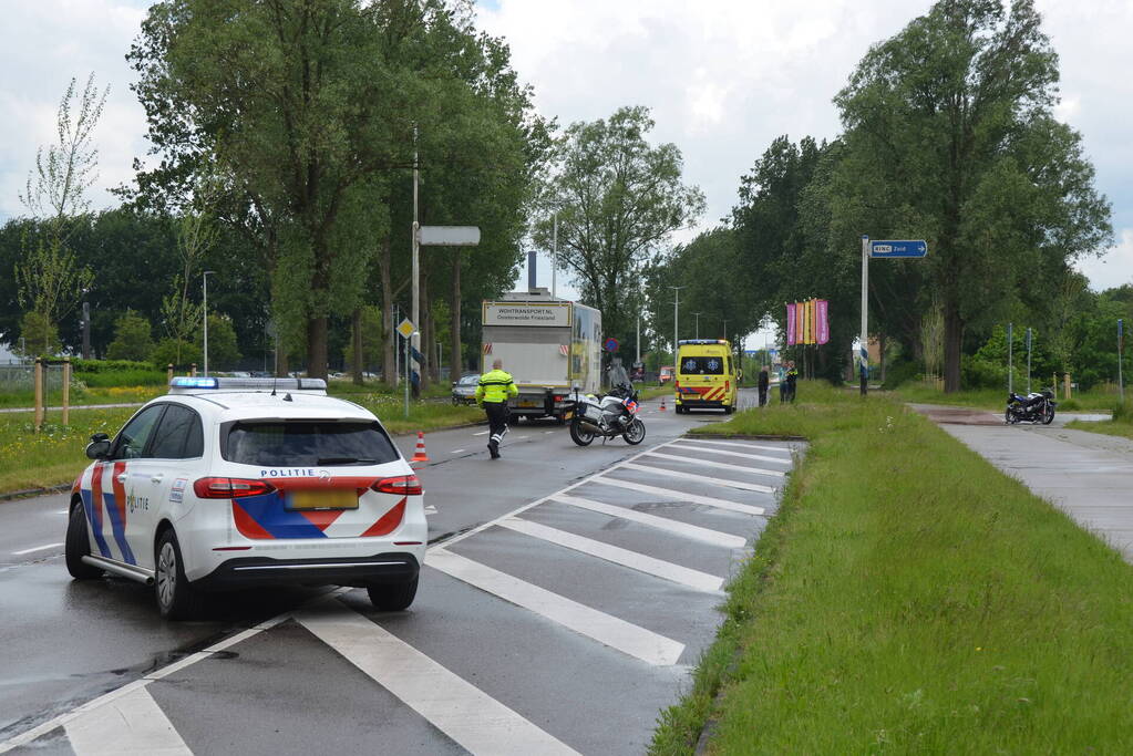 Brommerrijder gewond bij botsing met bestelbus