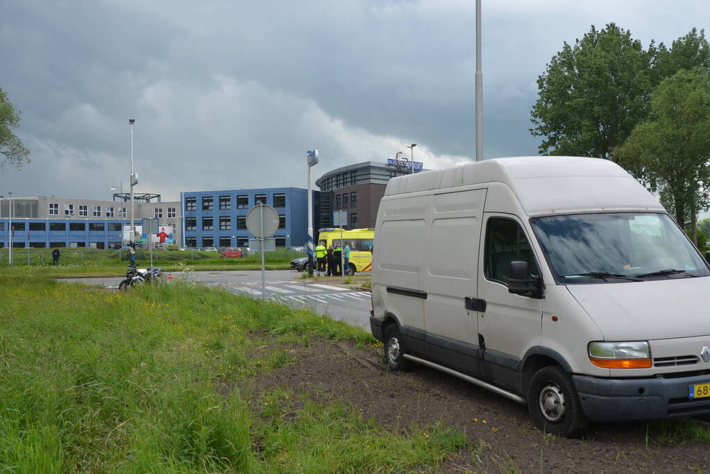 Brommerrijder gewond bij botsing met bestelbus