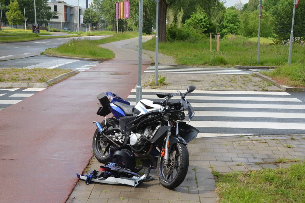 Brommerrijder gewond bij botsing met bestelbus
