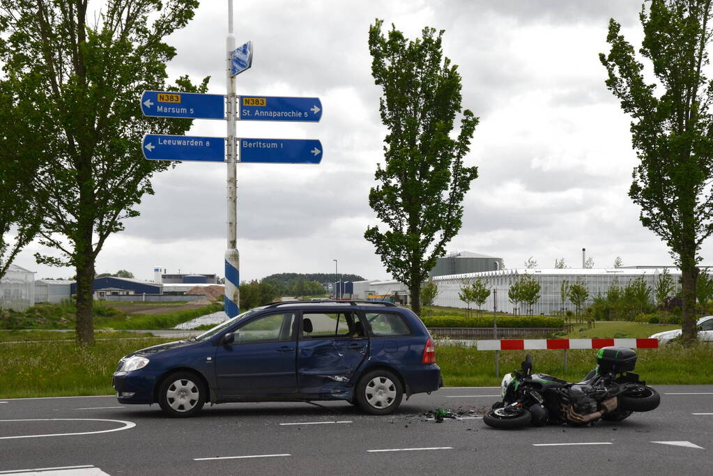Motorrijder knalt in flank van auto
