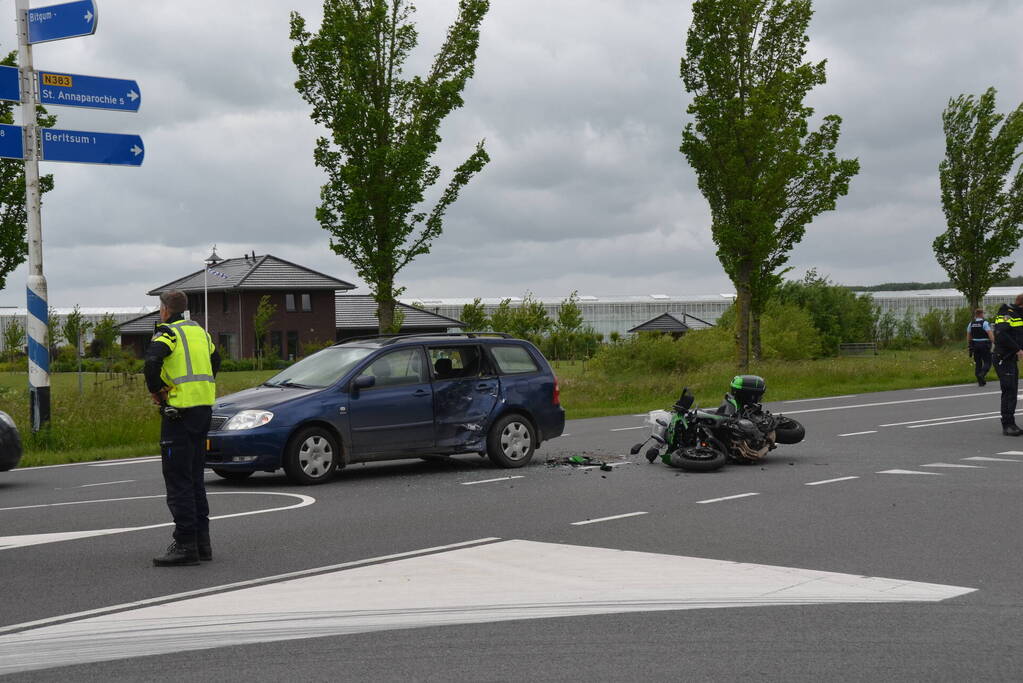 Motorrijder knalt in flank van auto