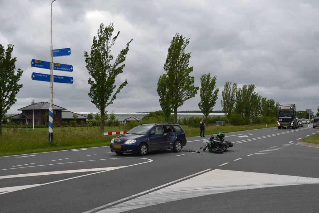 Motorrijder knalt in flank van auto